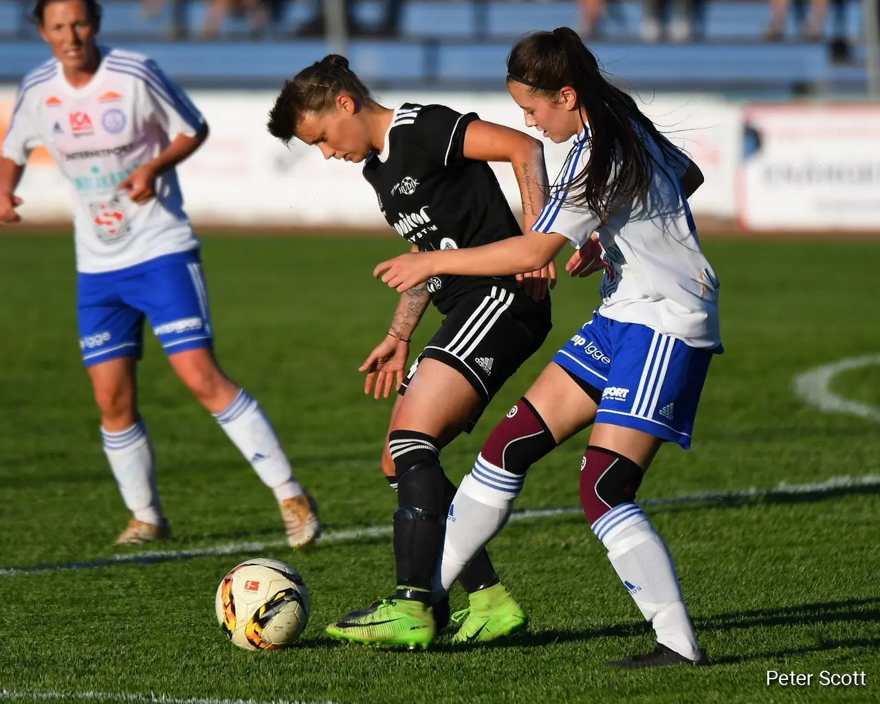 Två av matchens förgrundsfigurer Elin Åslund och Emmie Sundqvist i tät kamp om bollen. Foto Peter Scott