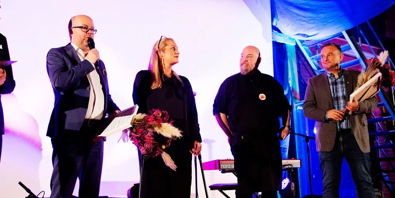 Andreas Narsell (med mikrofon i handen) mottog priset på Näringslivsgalan (Foto: Ystads Allehanda)