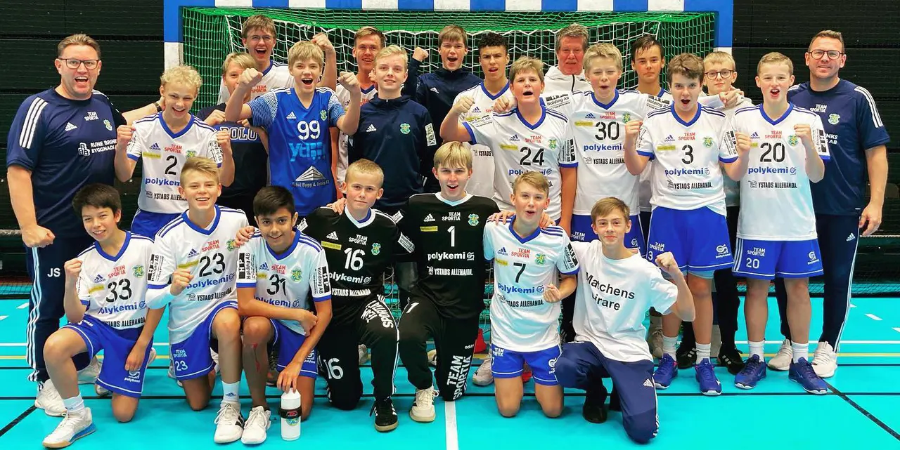 Bild (Privat): Glada miner i P14-laget efter tre härliga segrar i helgen som gick.