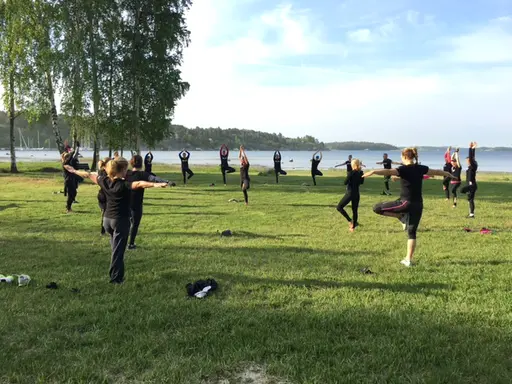 Dagens pass stod uppritat som synes med överraskning på slutet som var ett litet minipass yoga på gräset i soluppgången. Bara att kasta skorna!
