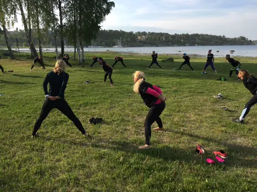 Dagens pass stod uppritat som synes med överraskning på slutet som var ett litet minipass yoga på gräset i soluppgången. Bara att kasta skorna!