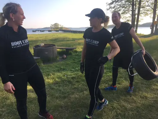 Nu är vi inne på finalveckan! Fick tillskott av två medelstora traktordäck som kan användas till vältning eller bollning, det tackar vi Pelle på Dalarö Däck för!