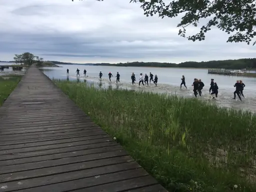 Årets första dopp avklarat, och det tackar vi BootCamp Dalarö för!