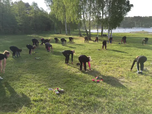 Dagens pass stod uppritat som synes med överraskning på slutet som var ett litet minipass yoga på gräset i soluppgången. Bara att kasta skorna!
