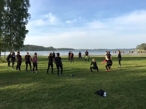 Dagens pass stod uppritat som synes med överraskning på slutet som var ett litet minipass yoga på gräset i soluppgången. Bara att kasta skorna!