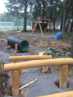 Dalarö Sportklubb uppför den första motorikbanan i Stockholm för barn och unga nära ute-gymmet på Dalarö IP.