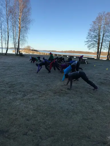 TERMINENS FÖRSTA PASS, TEMA KORTLEK MED AVSLUTANDE PLANK-LEKAR
