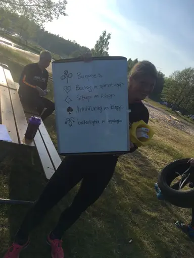 Nu är vi inne på finalveckan! Fick tillskott av två medelstora traktordäck som kan användas till vältning eller bollning, det tackar vi Pelle på Dalarö Däck för!