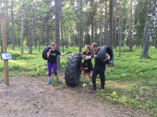 Nu är vi inne på finalveckan! Fick tillskott av två medelstora traktordäck som kan användas till vältning eller bollning, det tackar vi Pelle på Dalarö Däck för!