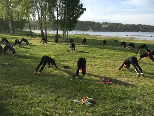Dagens pass stod uppritat som synes med överraskning på slutet som var ett litet minipass yoga på gräset i soluppgången. Bara att kasta skorna!