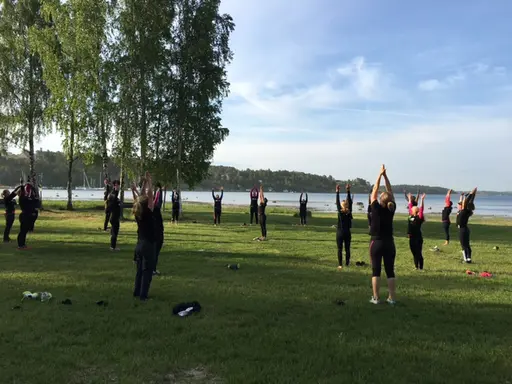 Dagens pass stod uppritat som synes med överraskning på slutet som var ett litet minipass yoga på gräset i soluppgången. Bara att kasta skorna!