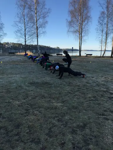 TERMINENS FÖRSTA PASS, TEMA KORTLEK MED AVSLUTANDE PLANK-LEKAR