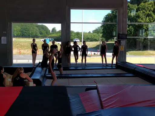 En midsommarafton spenderas som allra bäst i en gymnastikhall!