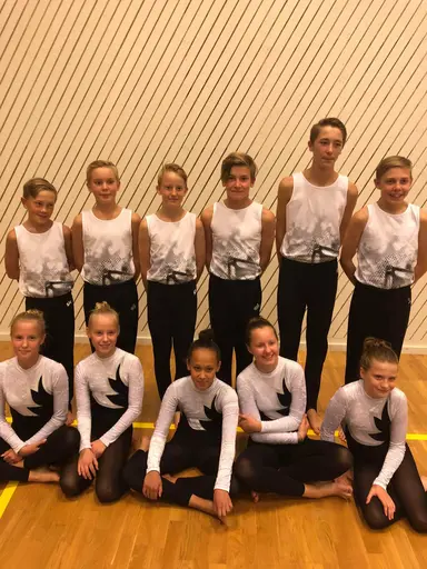 Trupp Turkos i blått och Mixen i vitt