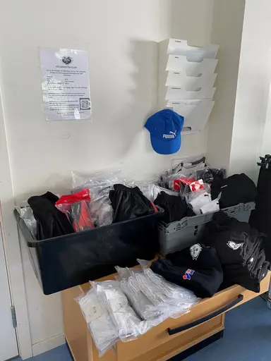 Hållbarhetshyllan och en ställning med provkläder för beställning