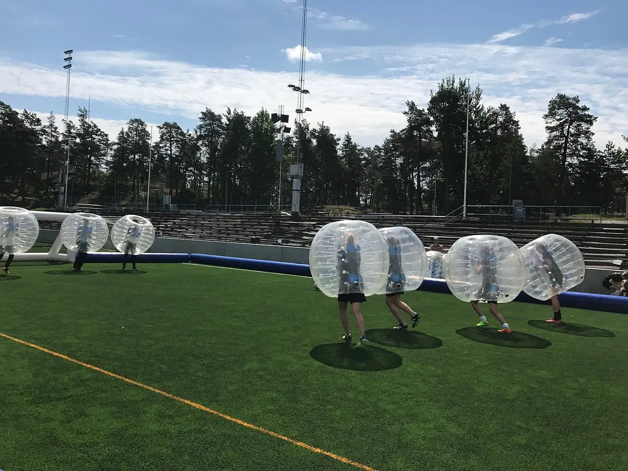 Spela fotboll på lite annorluda vis.