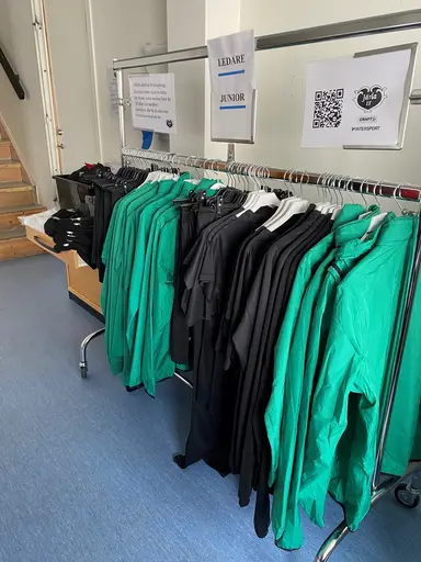 Hållbarhetshyllan och en ställning med provkläder för beställning