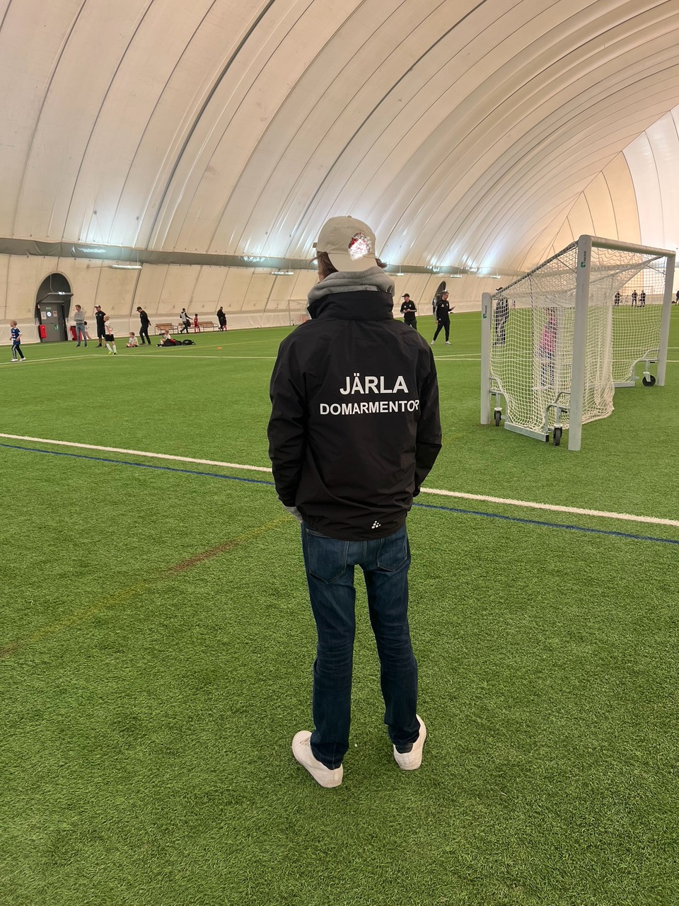 Domarmentor på plats i hallen