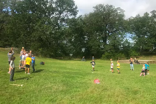 Brännboll i Nyckelviken och taktiksnack inför en match