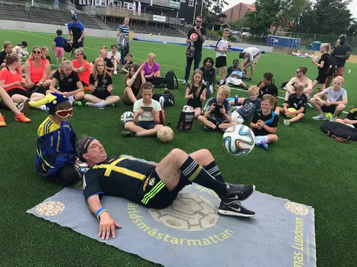 Nöjd ordförande med värdsmästaren Thomas Lundman samt finalisterna i miniturneringen