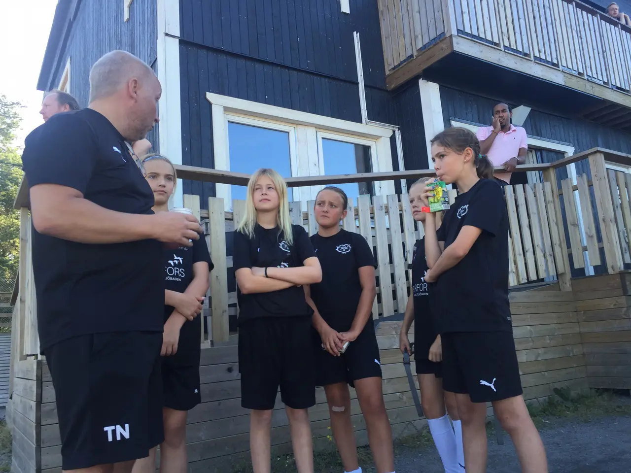 Laddade "Boll-Lisor" i F03 vid helgens dammatch. På bilden står tjejerna och pratar med damernas huvudtränare Tommy Nordmark. Foto: Camilla Norström