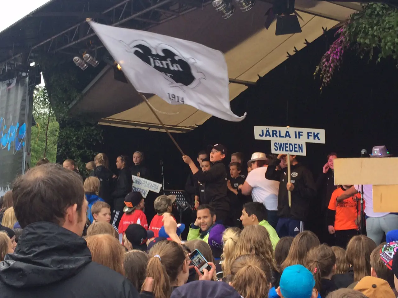 Järla håller i allsången för de tusentals tillresta fotbollsfanatikerna i Piteå!