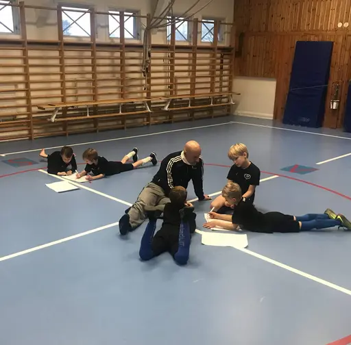 Bild 1. Barnens anteckningar från värderingsövningen. Bild 2. Barnen antecknar i mindre grupper. Bild 3. Vi spelar match (3 mot 3)