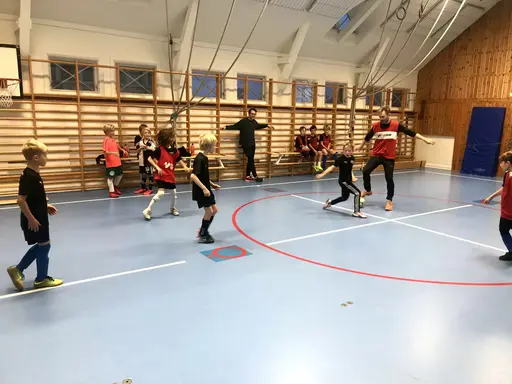Bild 1. Barnens anteckningar från värderingsövningen. Bild 2. Barnen antecknar i mindre grupper. Bild 3. Vi spelar match (3 mot 3)