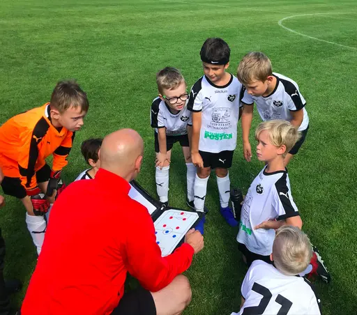 Brännboll i Nyckelviken och taktiksnack inför en match