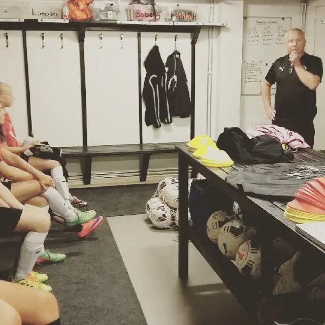 Tommy Nordmark informerar våra talangfulla tjejer om damverksamheten, och hur de vardagliga arbetet ser ut för deras del. Tommy var tillsammans med Sebastian från herrlaget med på Järla Football Camp.