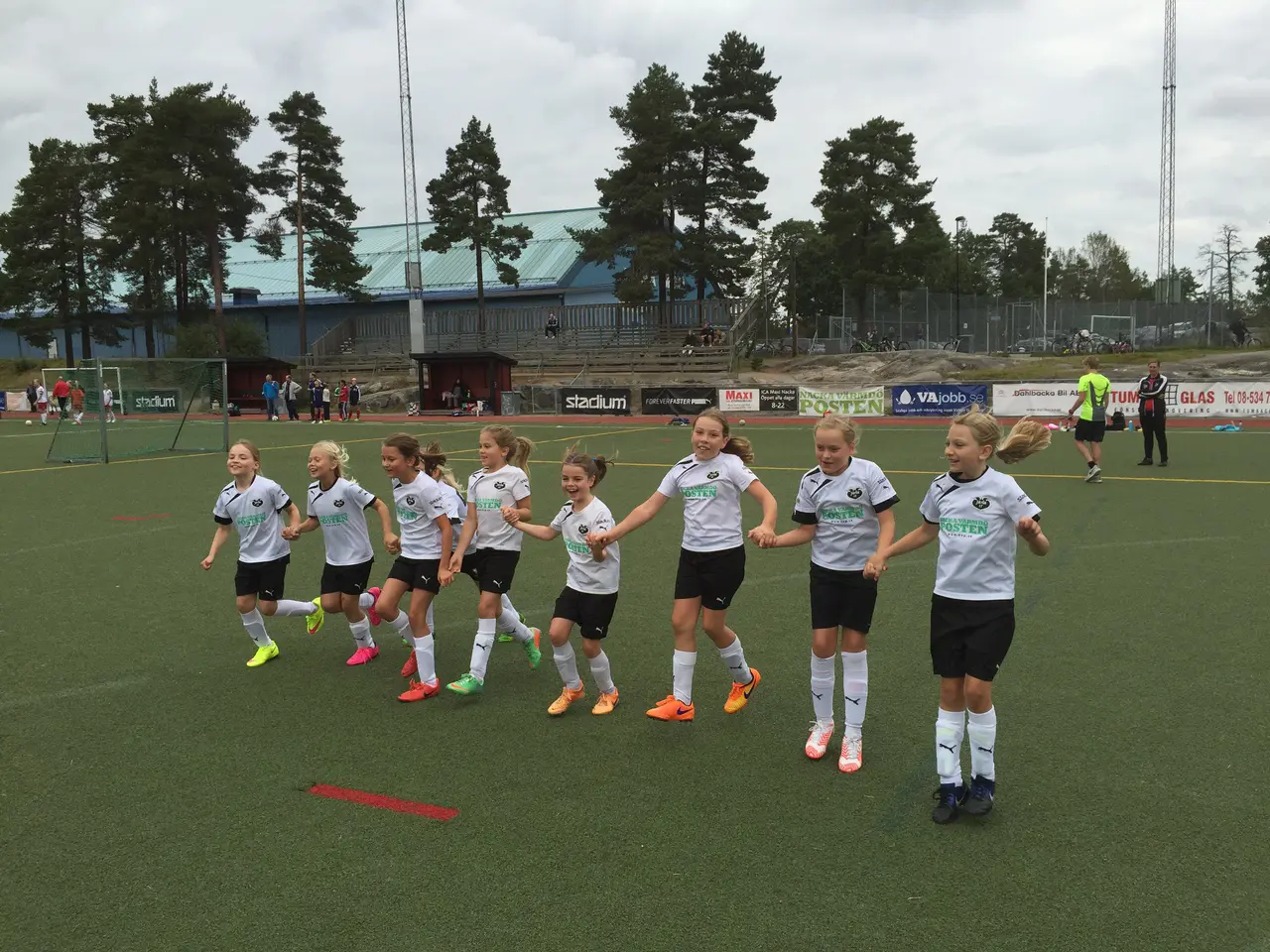 F06 röd tackar publiken efter en välspelad match.