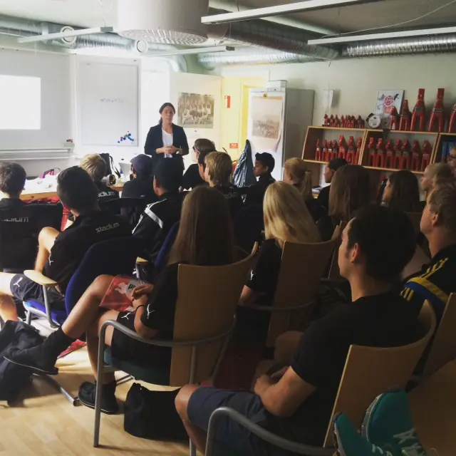 Jenny Edner från Your Performance pratade med ungdomarna om prestationen under Järla Football Camps första dag.
