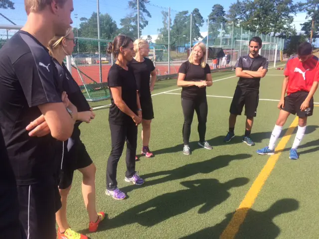 Anna, Petra och Carina instruerar intresserade deltagare vid andra dagens Järla Football Camp.