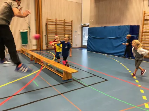 Westan 1213 barn och föräldrar i spökboll och kidsvolleymatch på julavslutningen