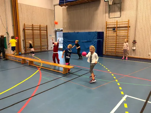 Westan 1213 barn och föräldrar i spökboll och kidsvolleymatch på julavslutningen