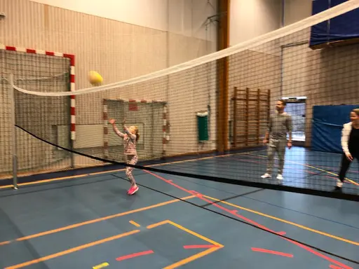 Westan 1213 barn och föräldrar i spökboll och kidsvolleymatch på julavslutningen