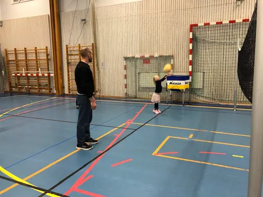 Westan 1213 barn och föräldrar i spökboll och kidsvolleymatch på julavslutningen