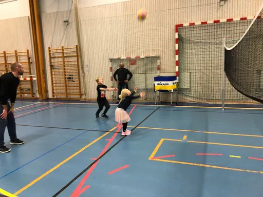 Westan 1213 barn och föräldrar i spökboll och kidsvolleymatch på julavslutningen