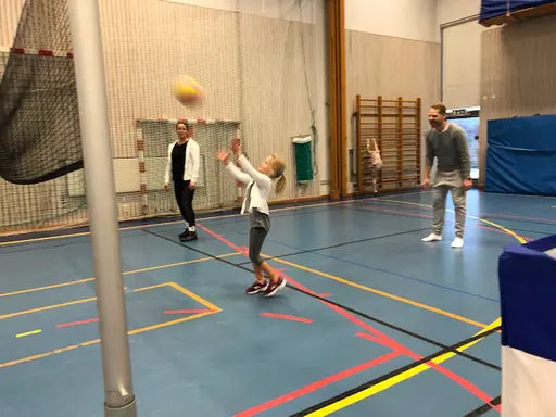 Westan 1213 barn och föräldrar i spökboll och kidsvolleymatch på julavslutningen