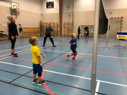 Westan 1213 barn och föräldrar i spökboll och kidsvolleymatch på julavslutningen