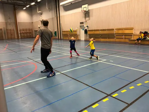 Westan 1213 barn och föräldrar i spökboll och kidsvolleymatch på julavslutningen