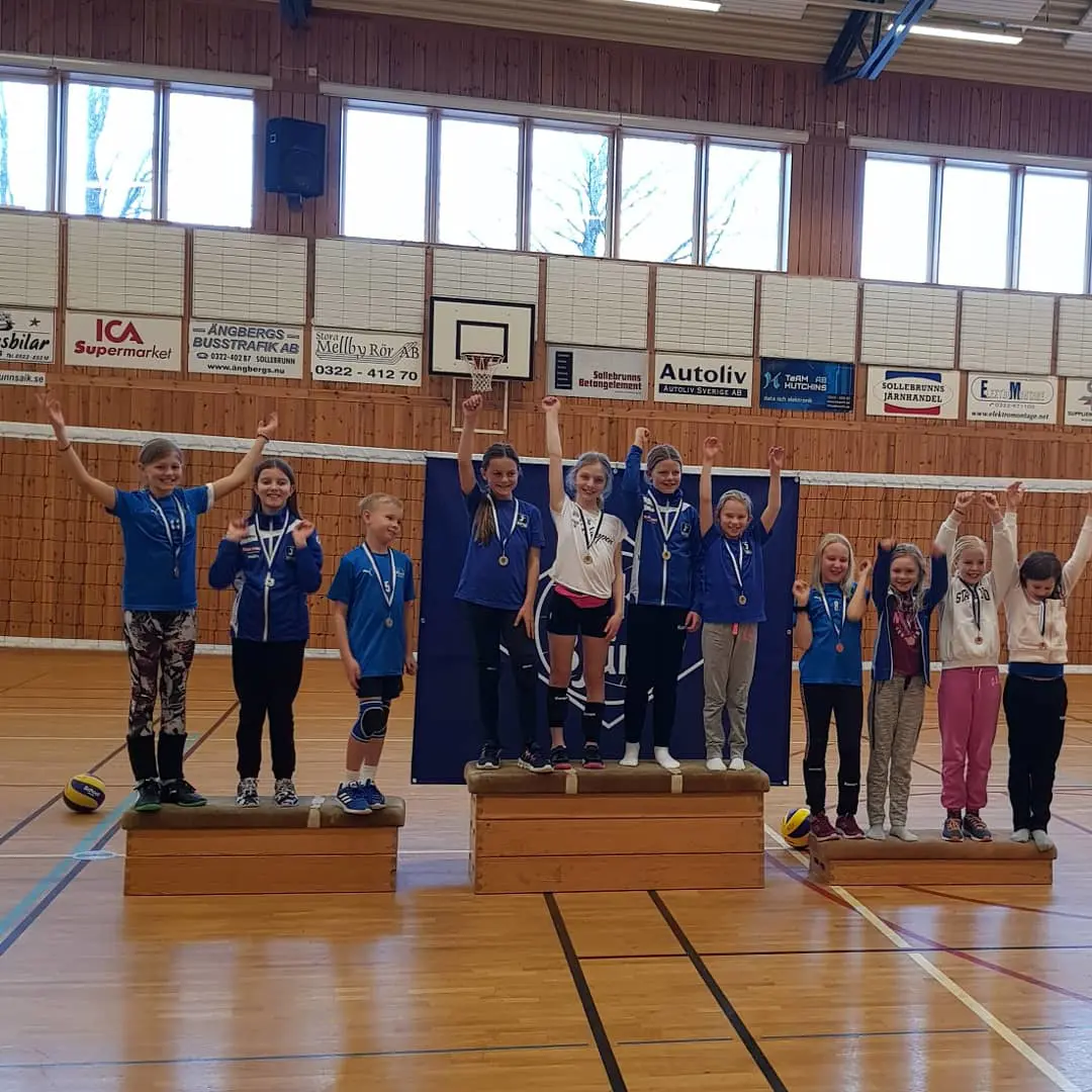Stolta spelare från Westan Kärleksmums, Westan Kladdkaka och Westan Cupcake har fått sina medaljer