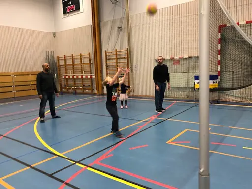 Westan 1213 barn och föräldrar i spökboll och kidsvolleymatch på julavslutningen