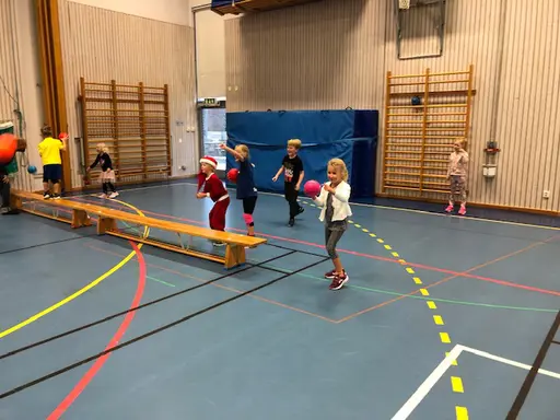 Westan 1213 barn och föräldrar i spökboll och kidsvolleymatch på julavslutningen