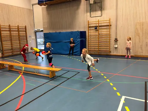 Westan 1213 barn och föräldrar i spökboll och kidsvolleymatch på julavslutningen