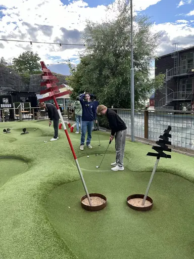 Vinnaren i minigolfturneringen 2024 Basse får sitt pris.