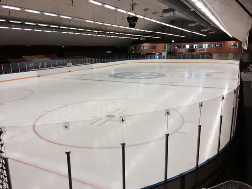 Till vänster A-hallen och till höger B-hallen