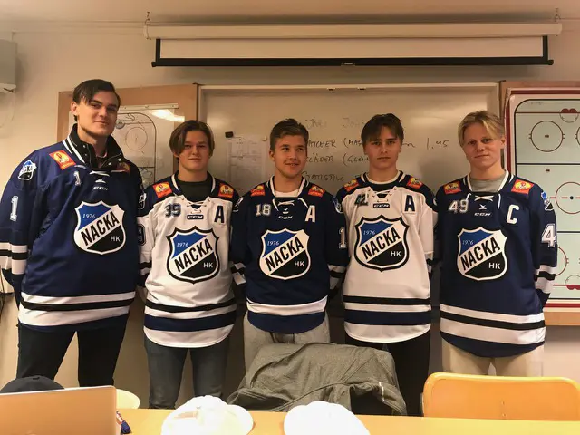 Kaptensbesättningen från höger: Lekbrant, Schlyter,Lindeborg och Nilsson flankerade av mv Chrona visar nya matchtröjorna