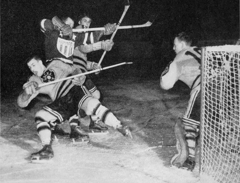 Berndt Westerlund trängs mellan Nackabackarna Lasse Bolin och Bernt Samuelsson. Målvakten heter Lennart ”Baljan” Berglund.