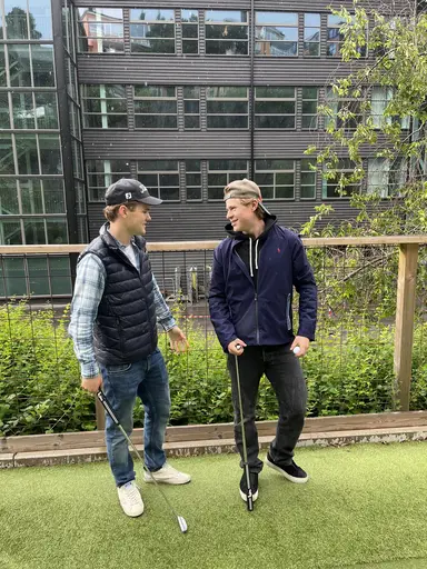 Vinnaren i minigolfturneringen 2024 Basse får sitt pris.